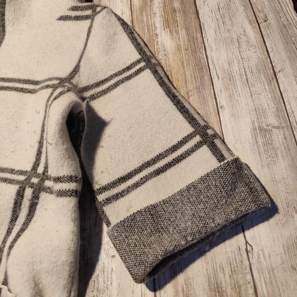 Moth sweater - Picture 2 of 7